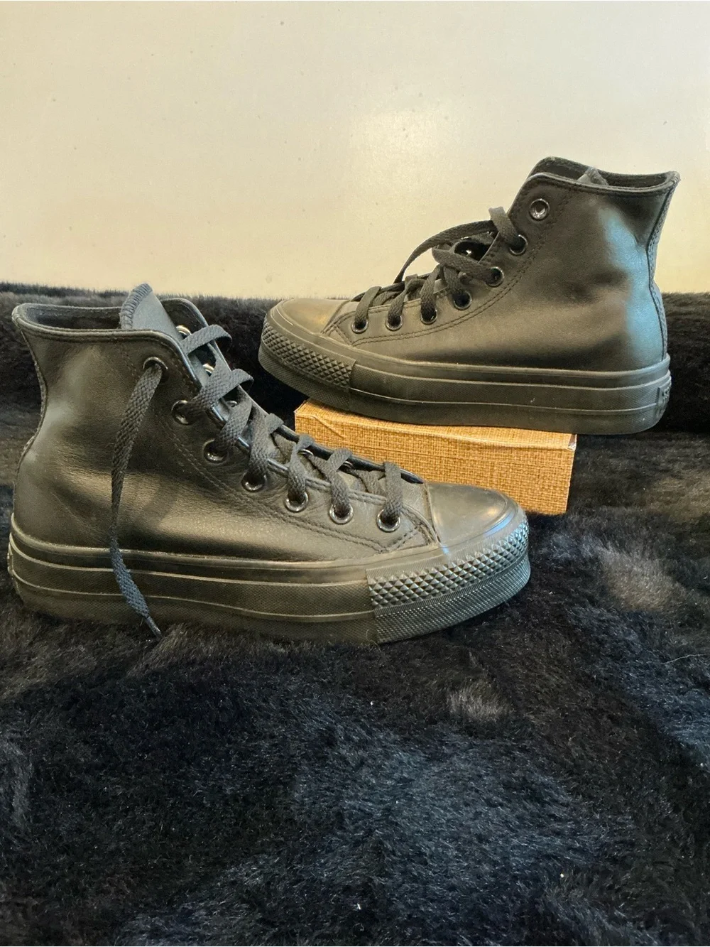 Converse Men's Black High Top Leather Sneakers Size 4 - Picture 4 of 6
